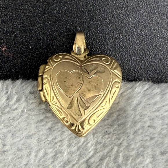 Estate Jewelry - Vintage Gold Filled Locket Hearts Etched Pendant‎